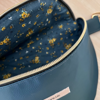 Thumbnail for sac banane demi lune bleu pétrole